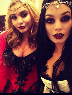 Vanessa y Stella disfrazadas Foto/web oficial
