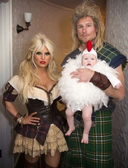 Una sexy combatiente Jessica Simpson celebra Halloween con Eric Johnson y su hija Maxwell Drew