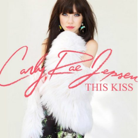 Carly Rae Jepsen estrena el videoclip de su nuevo single 'This Kiss'
