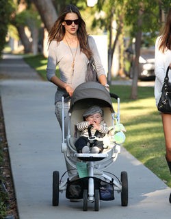 Alessandra Ambrosio pasea a su hijo Noah mientras prepara el desfile de Victoria's Secret