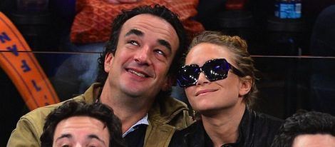 Mary-Kate Olsen y Olivier Sarkozy viendo el baloncesto