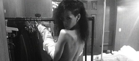 Rihanna vistiéndose sin camiseta
