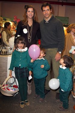 Luis Alfonso de Borbón y Margarita Vargas con sus hijos en el Rastrillo 2012