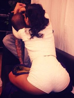 Rihanna besa y abraza a Chris Brown | Twitter