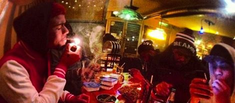Chris Brown fumando con sus amigos en Amsterdam | Instagram