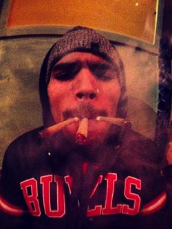 Chris Brown fumando tres porros a la vez | Instagram