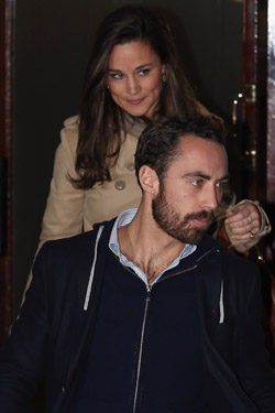 James y Pippa Middleton salen del hospital tras visitar a su hermana