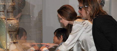 Angelina Jolie, Brad Pitt y uno de sus hijos de excursión en el National Art Museum