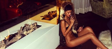Rihanna sin ropa interior bebiendo| Twitter Melissa Forde