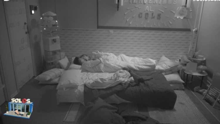 Dani y Bea en la cama | Foto: telecinco.es