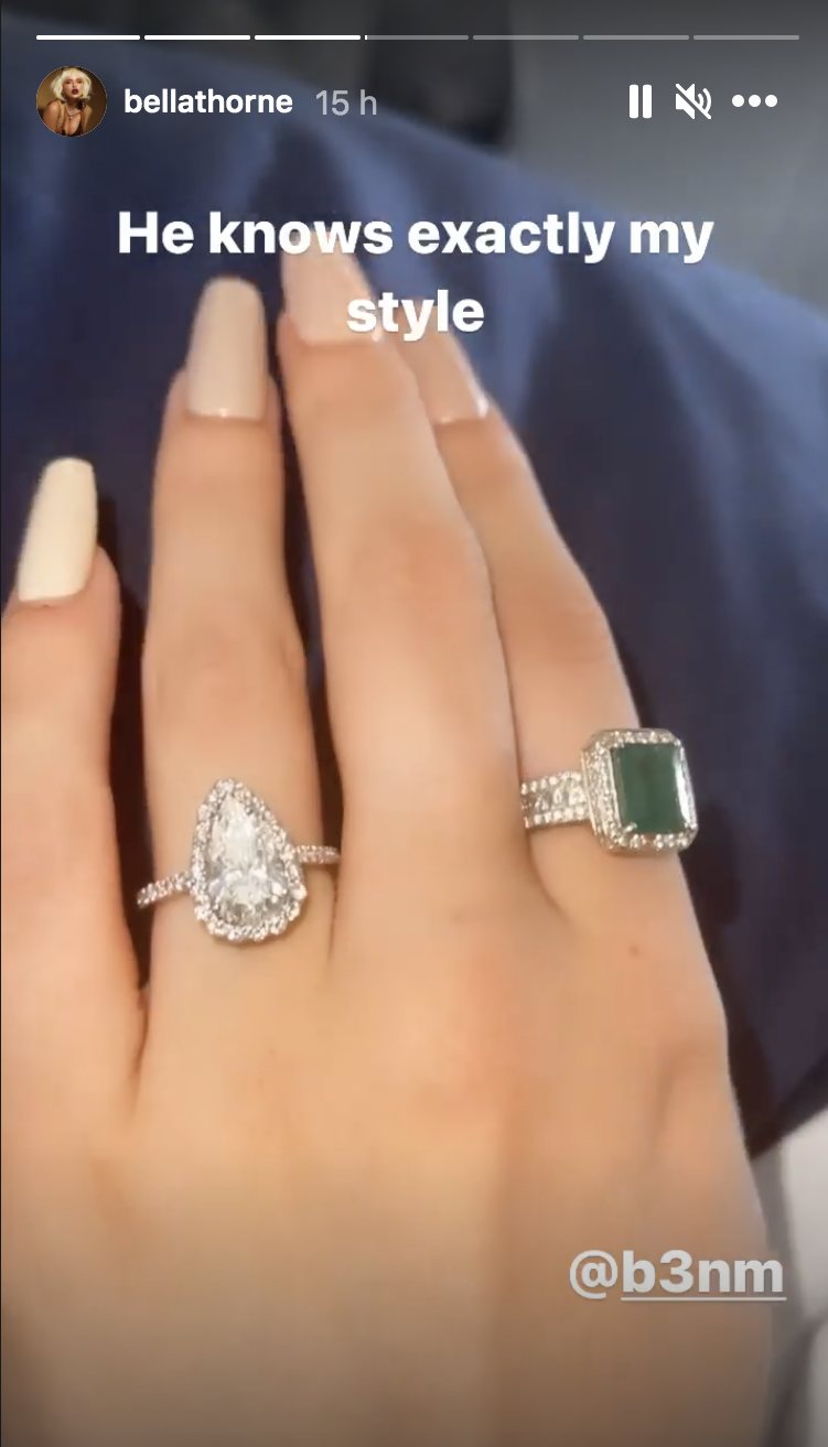 Bella Thorne presumiendo de anillo de compromiso | Foto: Instagram