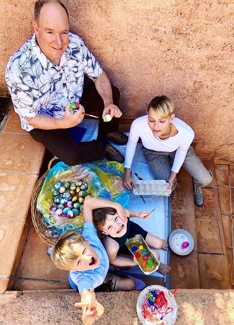 La Familia Real Monegasca pintando huevos de Pascua / Instagram