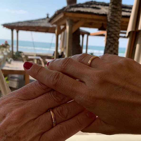 Silvia Jato y Alberto Fabra enseñando sus anillos de casados/ Foto: Instagram