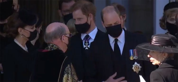 Kate Middleton y el Príncipe Harry hablando junto al Príncipe Guillermo