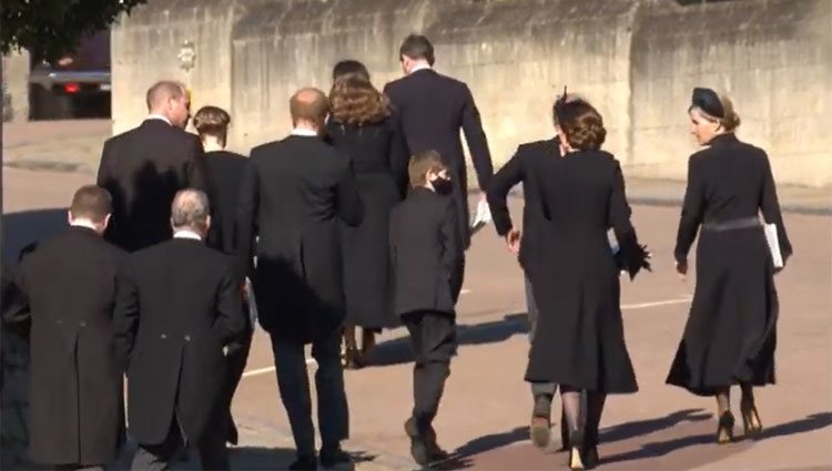 Guillermo y Harry hablando mientras Kate Middleton camina con los Wessex
