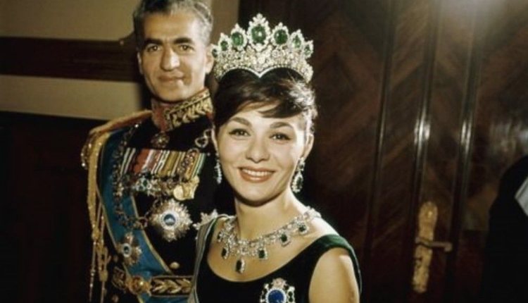 Farah Diba luciendo el collar de esmeraldas de la Reina Victoria Eugenia | Pinterest