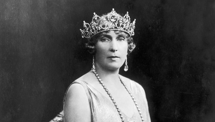 La Reina Victoria Eugenia luciendo la versión original de la tiara de aguamarinas | Pinterest