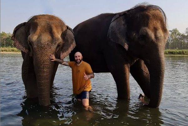 Kiko Rivera con unos elefantes en Nepal/ Foto: Instagram