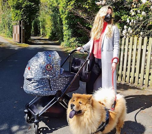 Edurne con su hija y su mascota de paseo/ Foto: Instagram