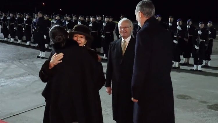 La Reina Letizia y Silvia de Suecia se abrazan ante el Rey Felipe y el Rey de Suecia en su despedida
