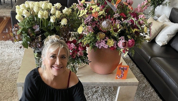 Julia Otero en su cumpleaños rodeada de flores | Foto: Instagram
