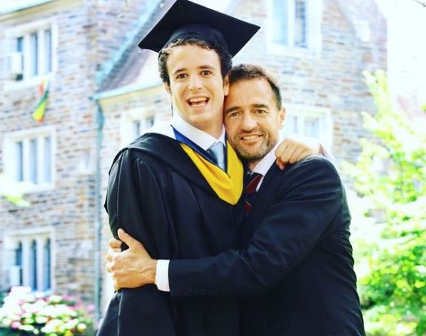 Álex Lequio con su padre el día de su graduación/ Foto: Instagram
