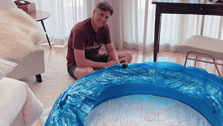 Archie Drury montando la piscina hinchable en la que nació su hija | Foto: Instagram