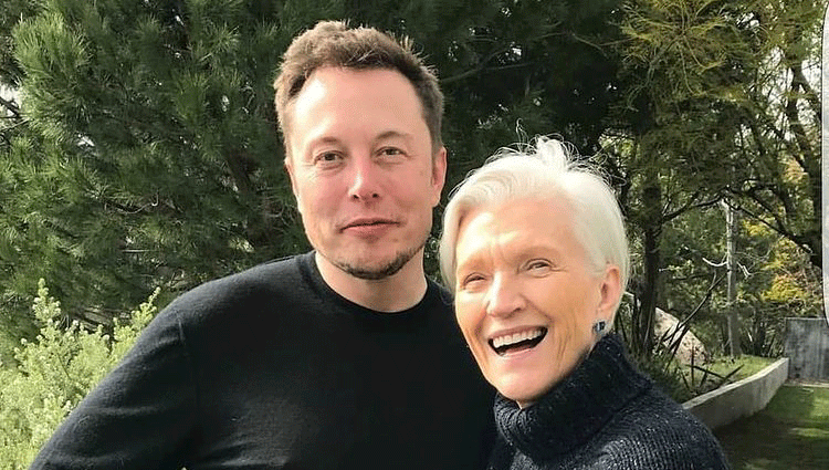 Elon junto a su madre, Maye Musk | Foto: Instagram
