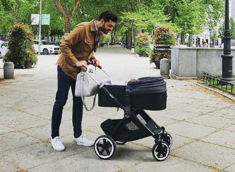 Miguel Torres paseando a su hijo recién nacido/ Foto: Instagram