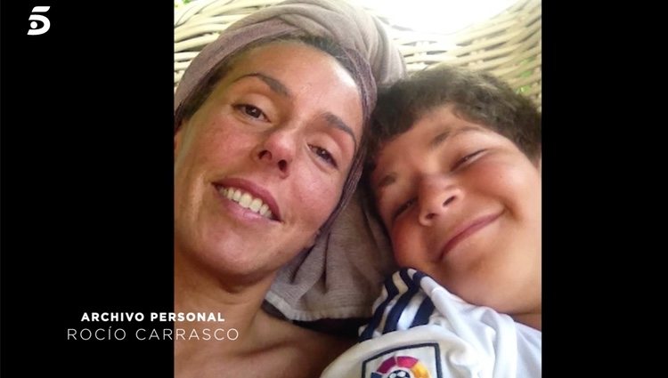Rocío Carrasco con su hijo en una foto personal | Foto: telecinco.es