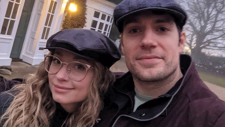 Henry Cavill y Natalie Viscuso juntos y enamorados en un selfie | Foto: Instagram