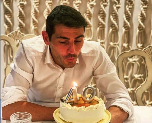Iker Casillas soplando las velas de su 40 cumpleaños/ Foto: Instagram