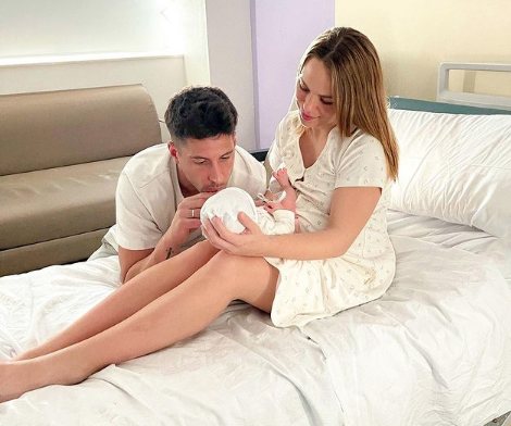 Yoli Claramonte con su novio y su hija recién nacida/ Foto: Instagram