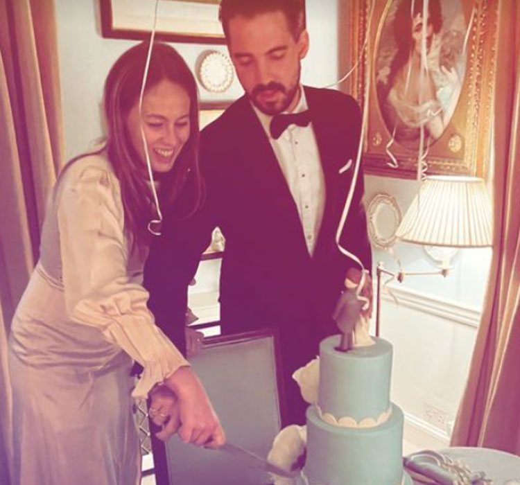 Felipe de Grecia y Nina Flohr cortando la tarta nupcial
