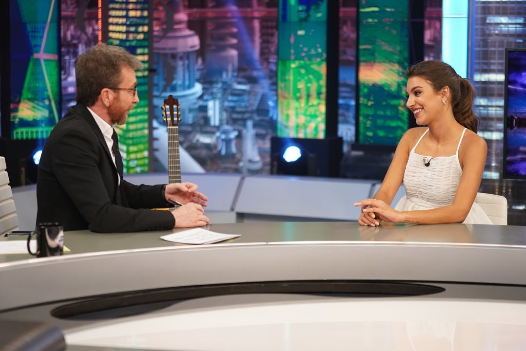 Ana Guerra hablando con Pablo Motos en 'El Hormiguero'/ Foto: Antena 3