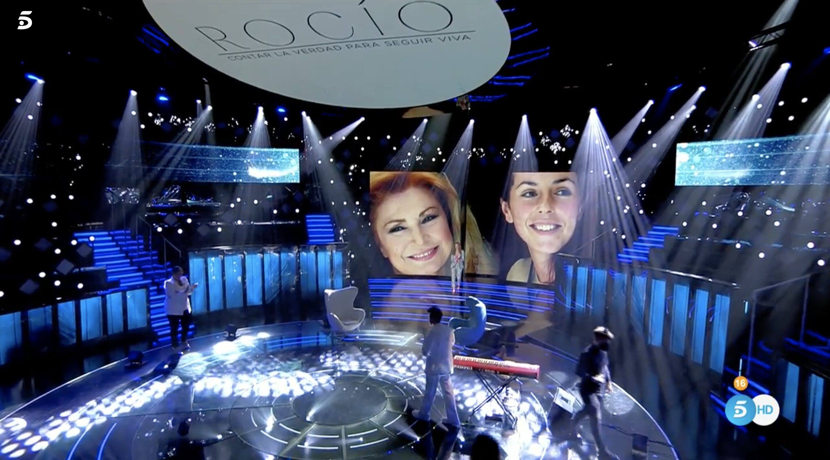 Rocío Carrasco llegó a plató con 'Como una ola' cantada por Blas Cantó | Foto: Telecinco.es