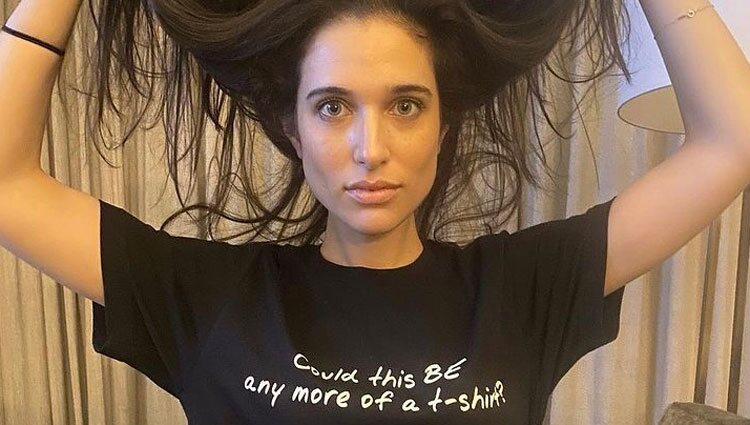 Molly Hurwitz promocionando su línea de camisetas que beneficiaba los esfuerzos de ayuda del covid-19 | Foto: Instagram