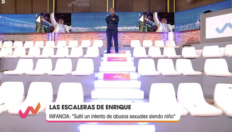 Enrique del Pozo en la escalera de emociones de 'Viva la Vida | Foto: Telecinco