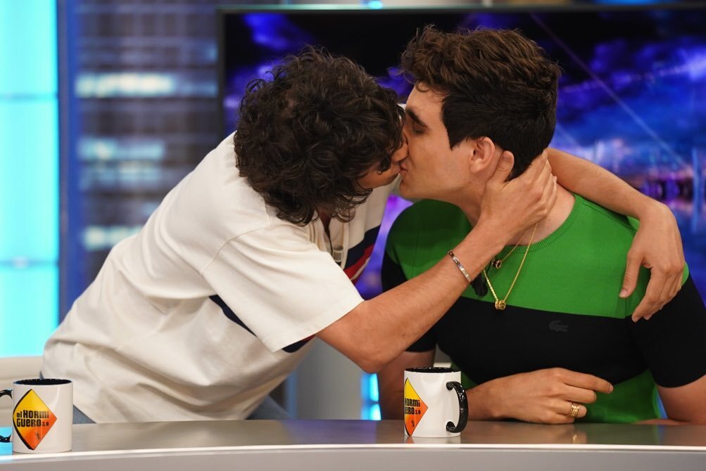 Los Javis besándose en 'El Hormiguero'/ Foto: Antena 3