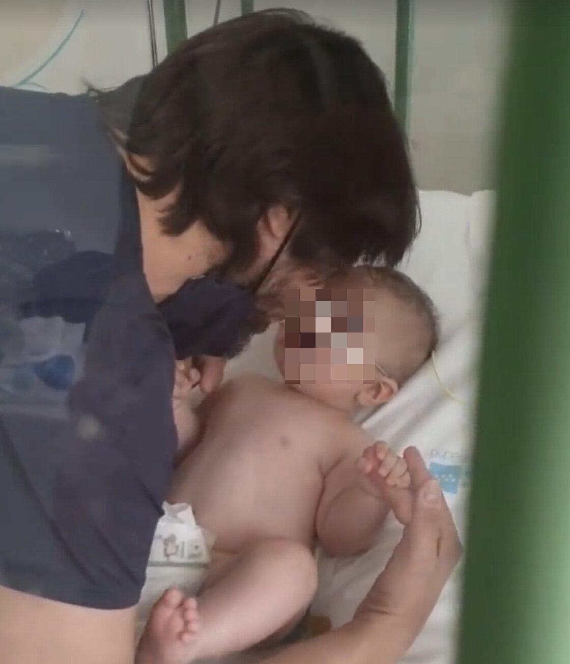 Joaquín Cortés con su hijo pequeño en el hospital/ Foto: Instagram