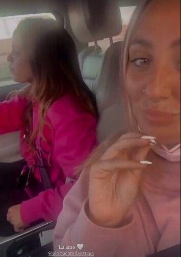 Rocío Flores y Gloria Camila en el coche | Instagram