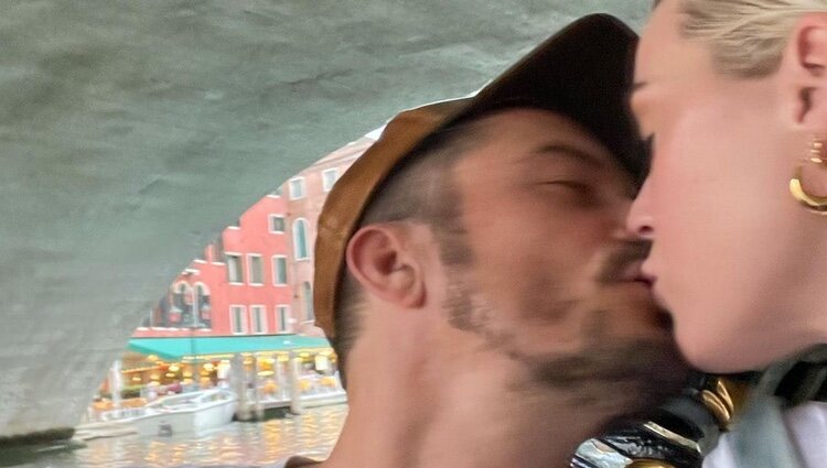 Katy Perry y Orlando Bloom besándose en su escapada a Venecia/ Foto: Instagram