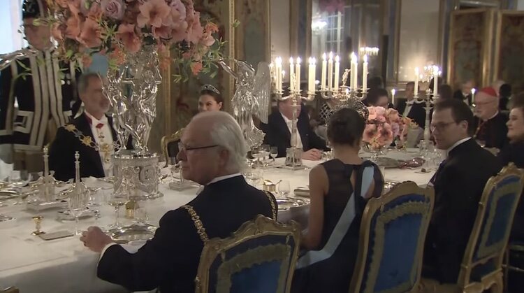 La Reina Letizia hablando con Daniel de Suecia durante la cena de gala en el Palacio Real de Estocolmo
