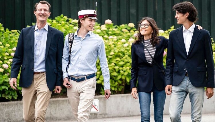 Félix de Dinamarca en su graduación con sus padres y su hermano