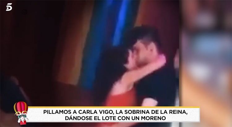 Carla Vigo besándose con un chico