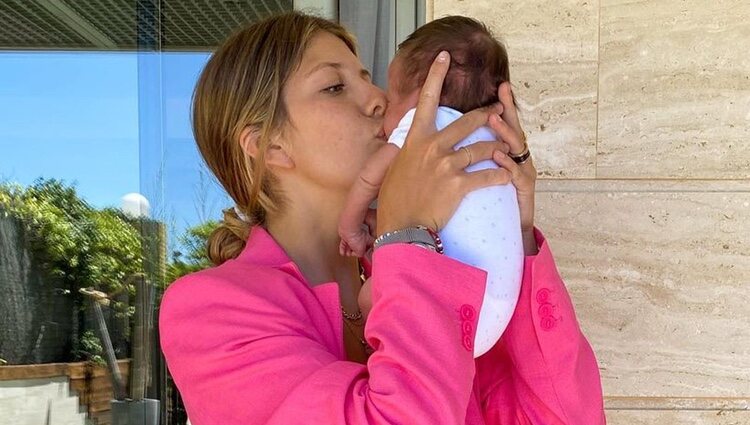 Anita Matamoros dando un besito a su sobrino Javier Tudela Junior/ Foto: Instagram