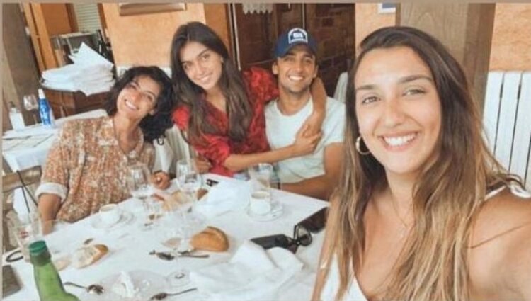 Lucía Rivera y su familia comiendo en un restaurante en Gijón | Foto: Instagram