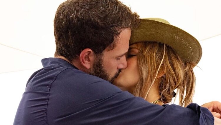 El beso de Jennifer Lopez y Ben Affleck | Instagram