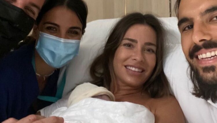 Marta Carriedo, su novio y equipo médico en el nacimiento de su hijo | Foto: Instagram