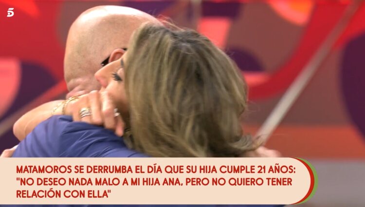 Kiko Matamoros y Paz Padilla hacen las paces y se funden en un abrazo | Foto: Telecinco.es